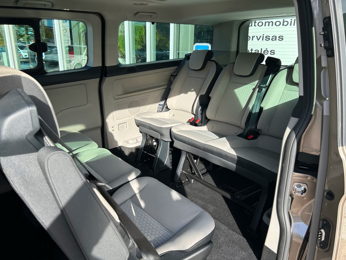 Ford Tourneo Custom 2023 salonas